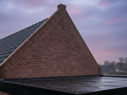 Metselwerk en bitumen dak
